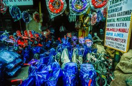 Agence-de-voyages;-Boutique;-Commerce;-Delhi;-Enfants;-Inde;-Jouets;-Kaleidos;-Kaleidos-images;-La-parole-à-limage;-Panneau;-Plastique;-Shahjahanabad;-Stories-Pictures;-Tarek-Charara;-Tricycles;-Vie-quotidienne;-Vieux-Delhi